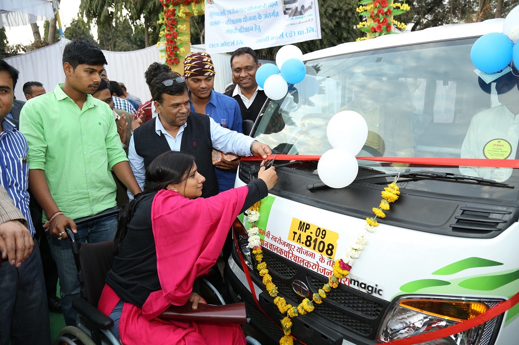 Tata Motors delivers 21 CNG 'Tata Magic' in Indore, under ...